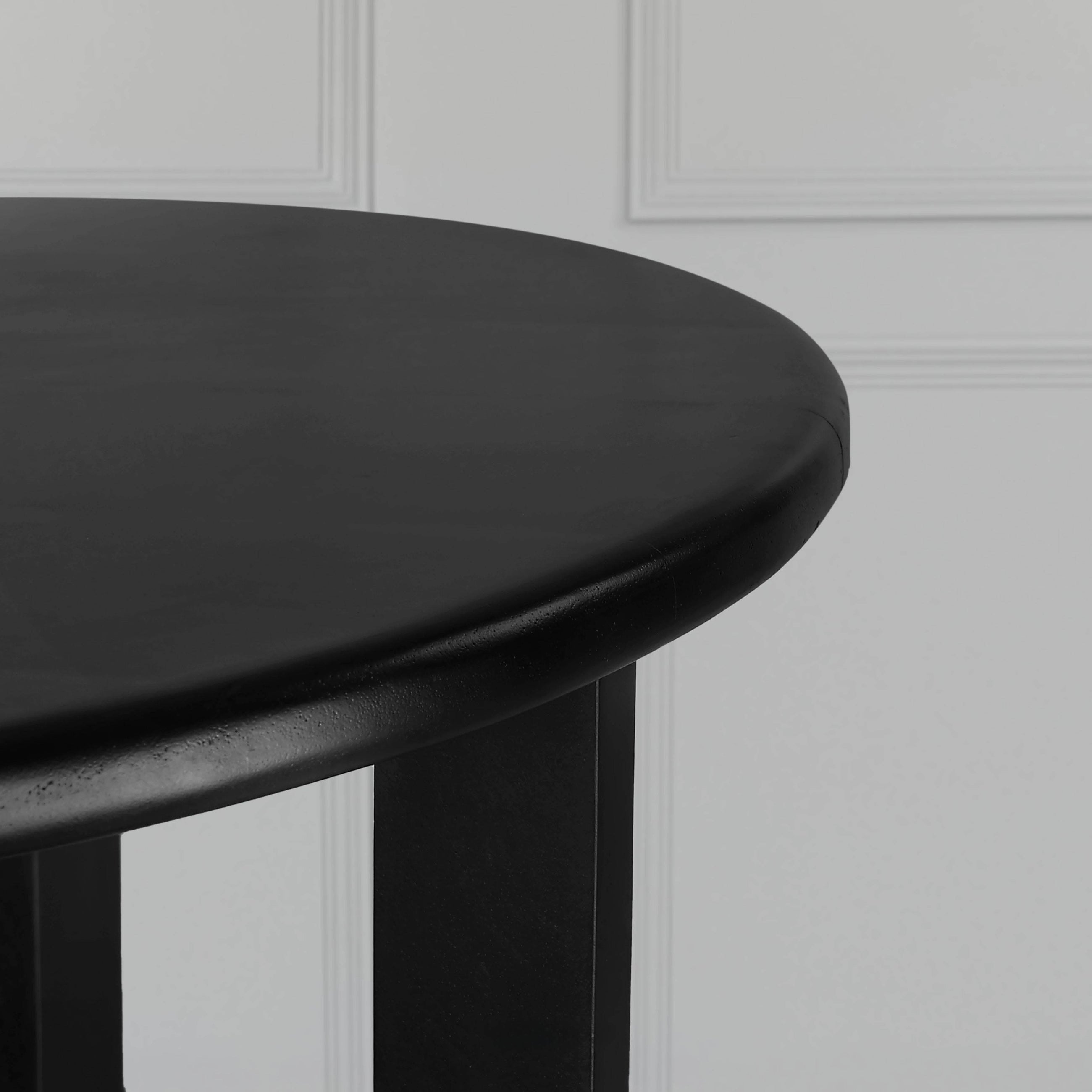 noir-rattan-round-table_5_dw.webp