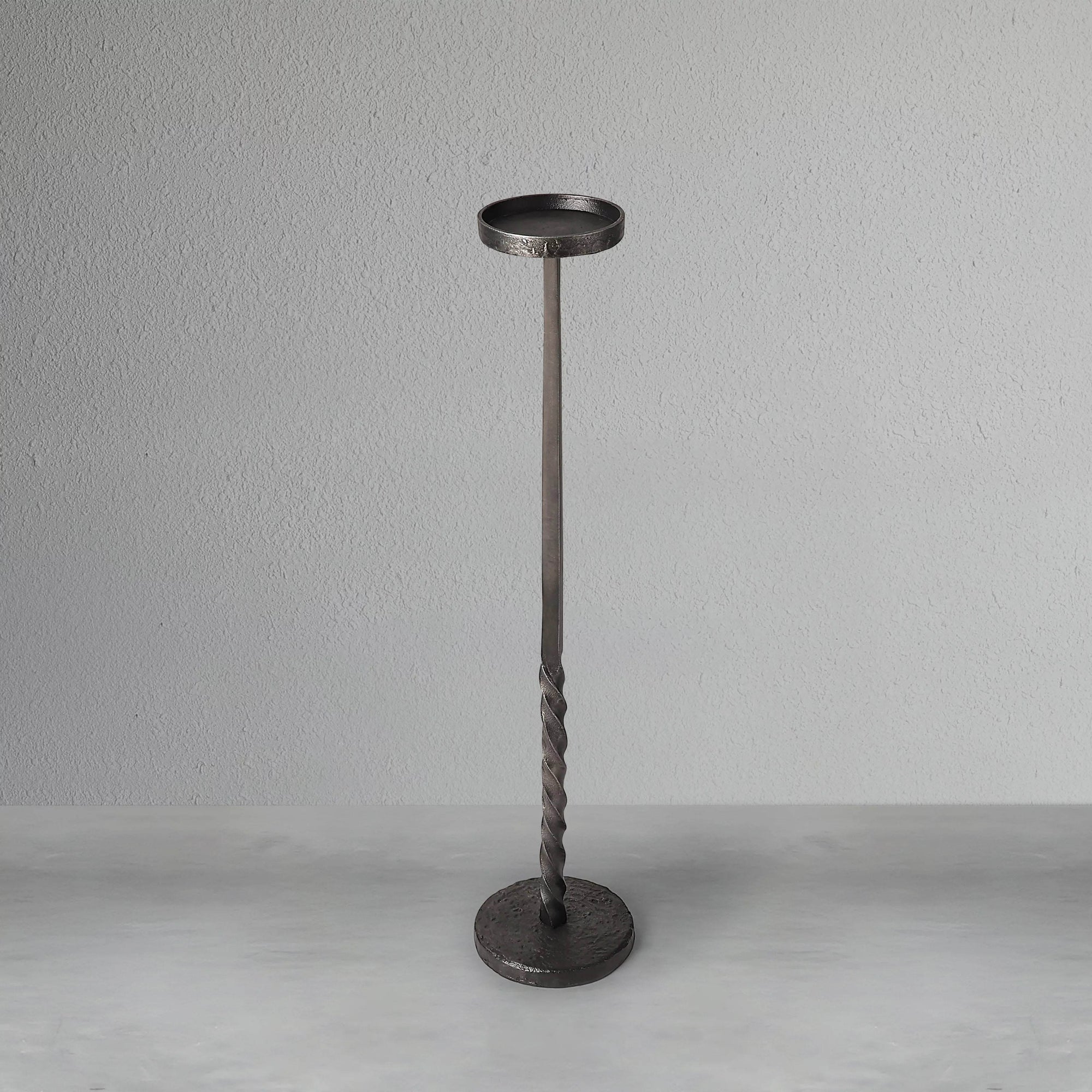 obsidian-spire-candle-holder-large_2_dw.webp