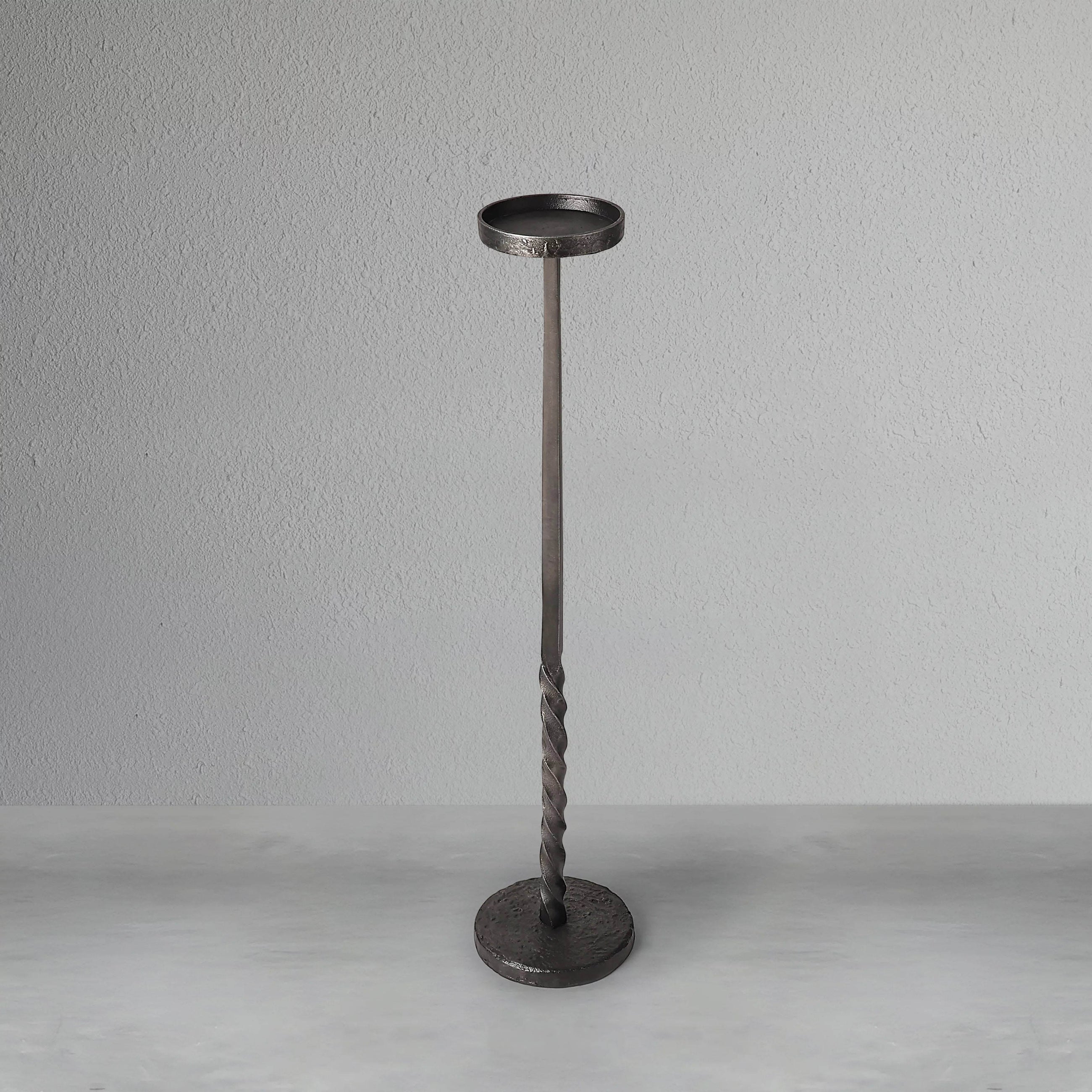 obsidian-spire-candle-holder-large_2_dw.webp