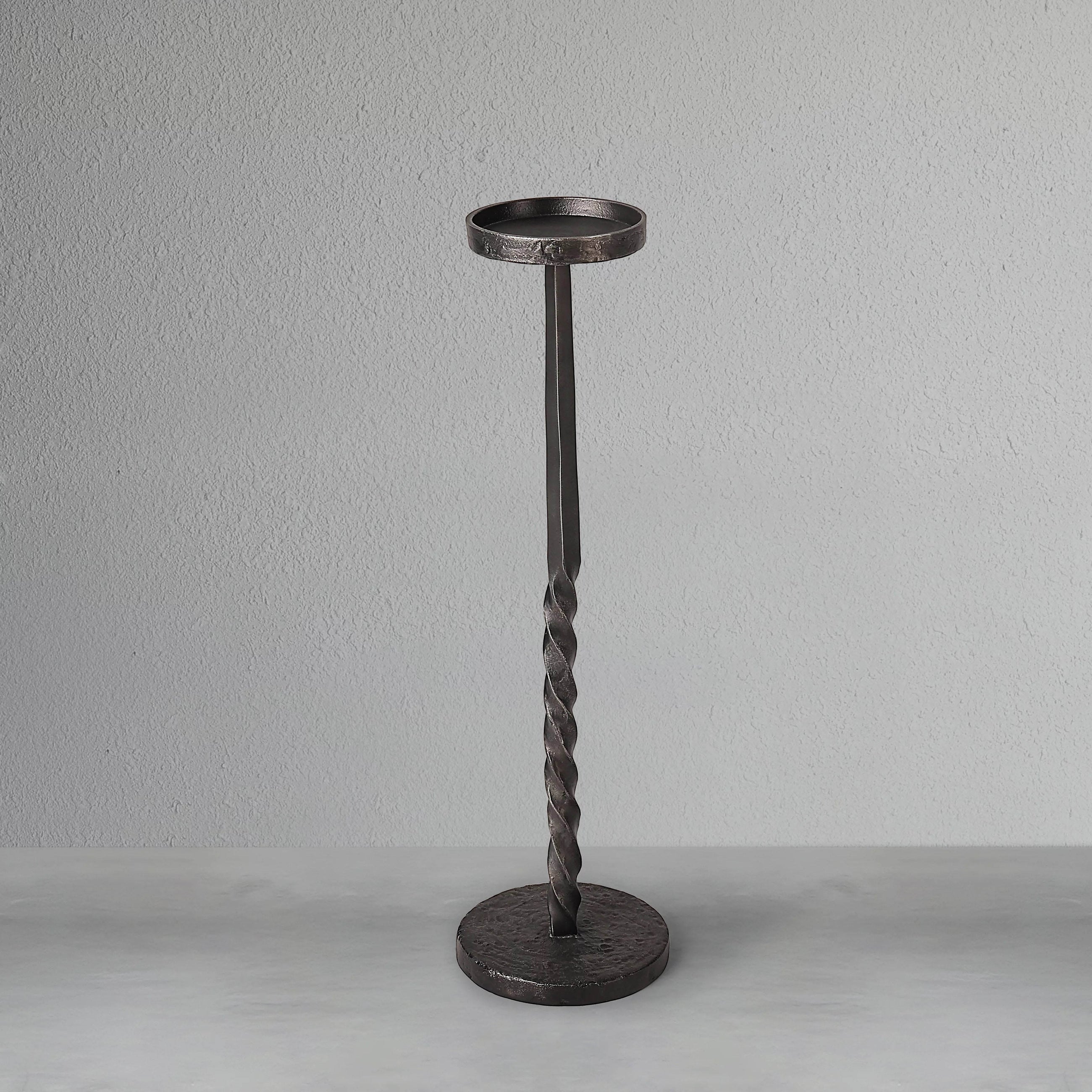 obsidian-spire-candle-holder-set-2_3_dw.webp