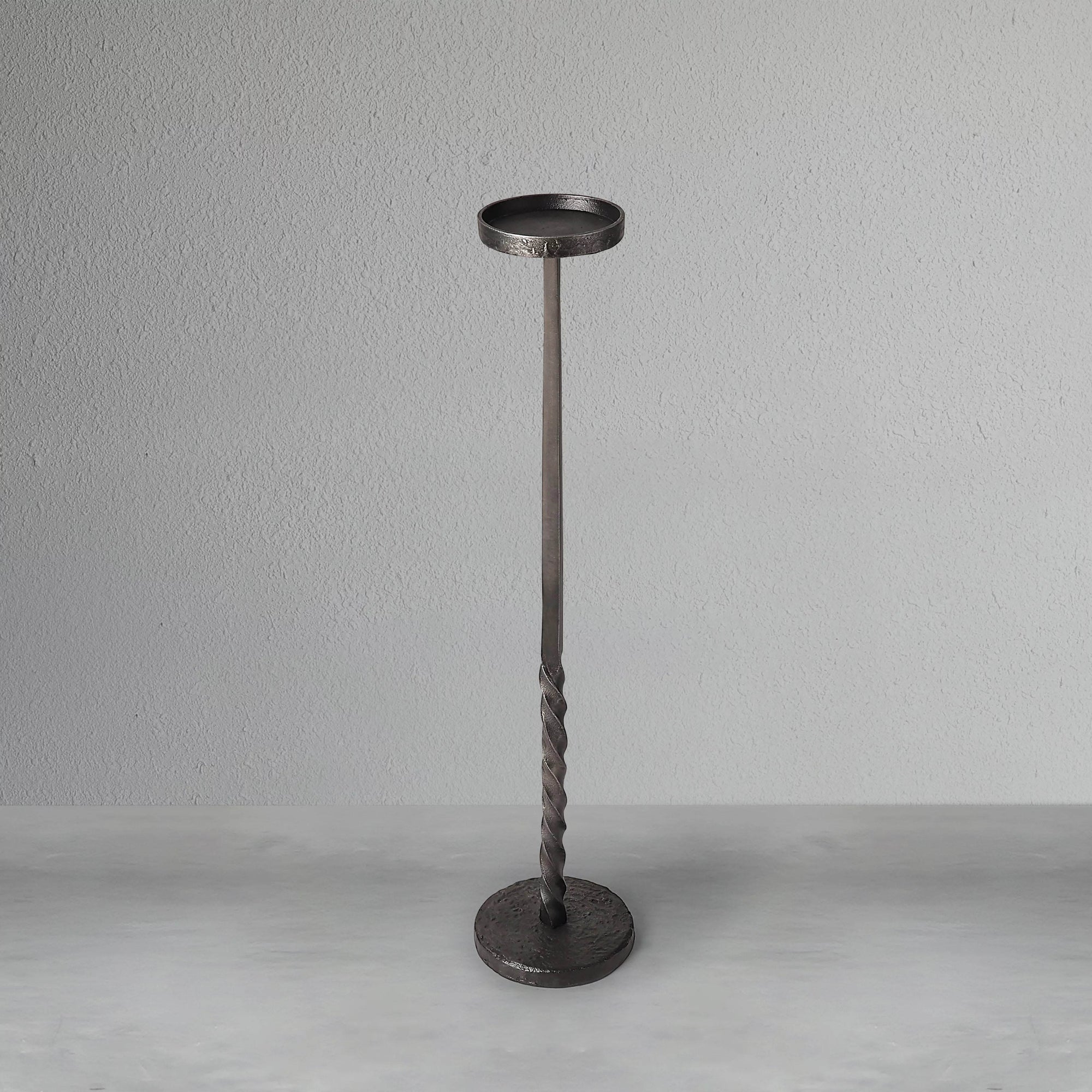 obsidian-spire-candle-holder-set-2_4_dw.webp