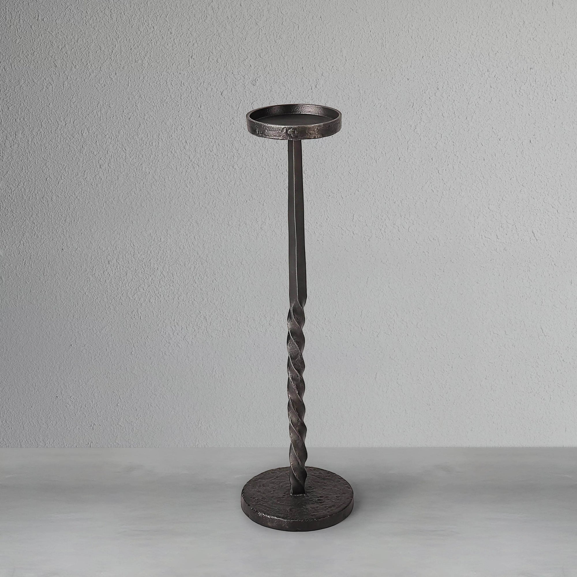 obsidian-spire-candle-holder-small_2_dw.webp