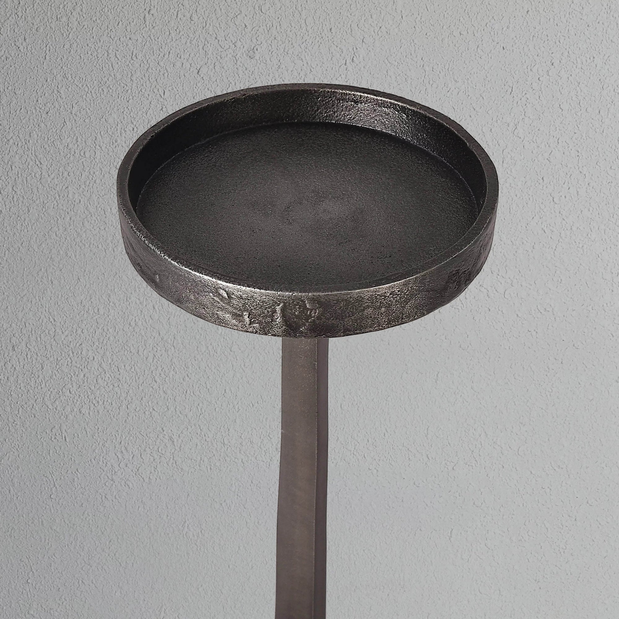 obsidian-spire-candle-holder-small_3_dw.webp