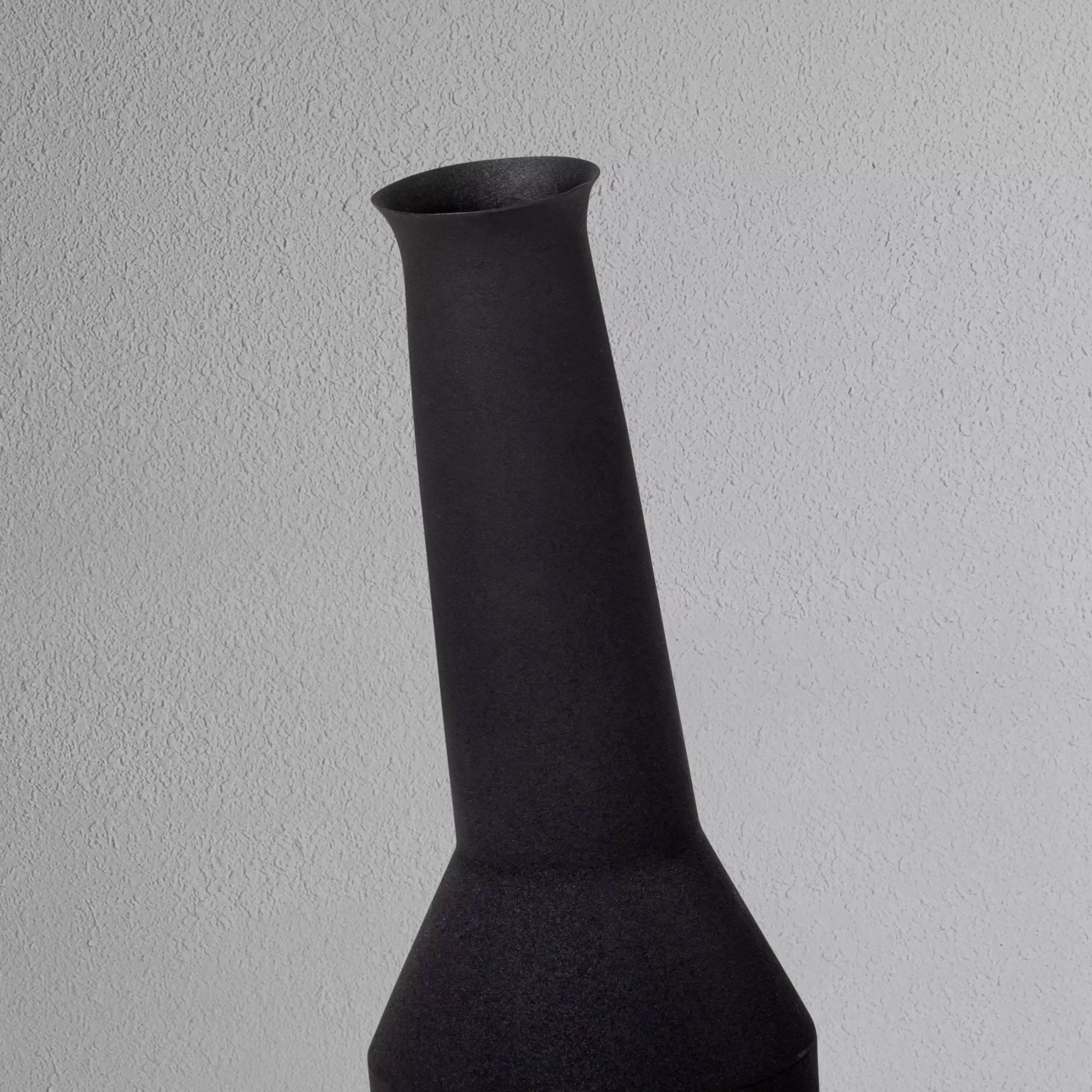 onyx-vase-small_4_dw.webp