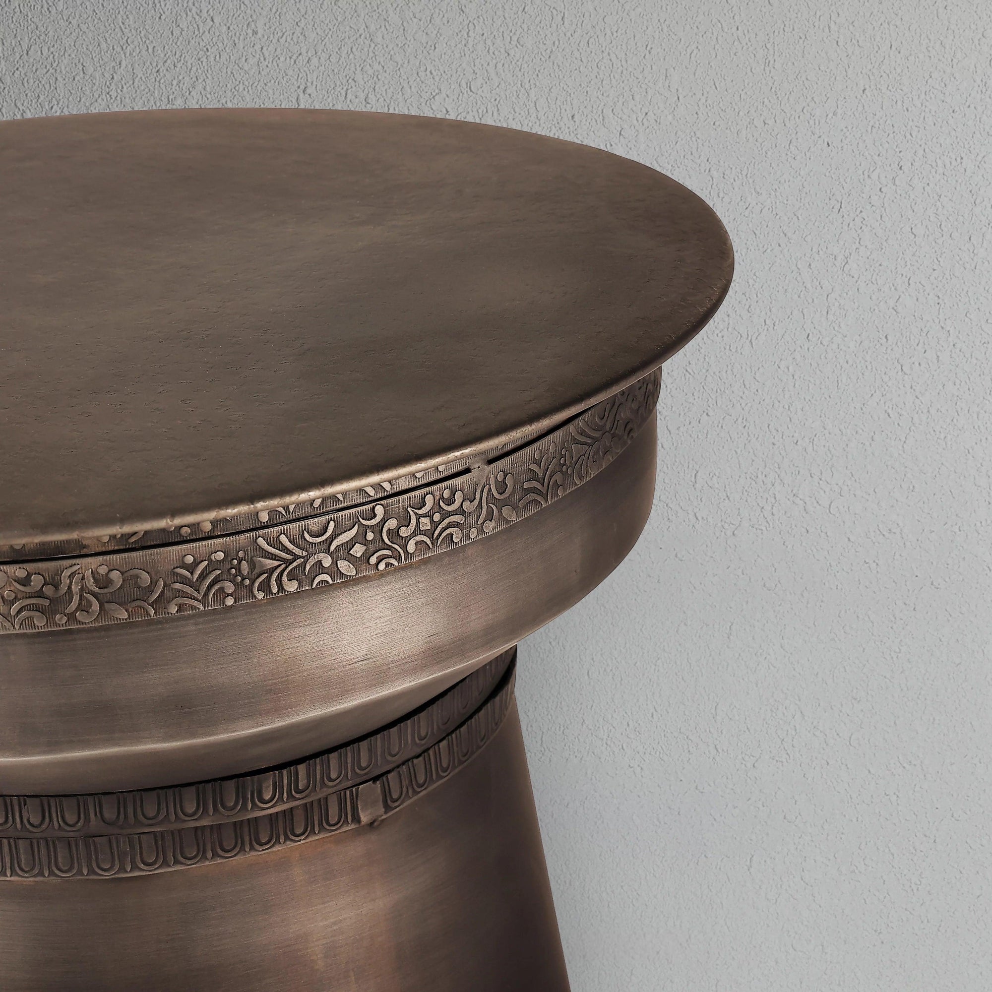 ravenna-metal-side-table_5_dw.webp