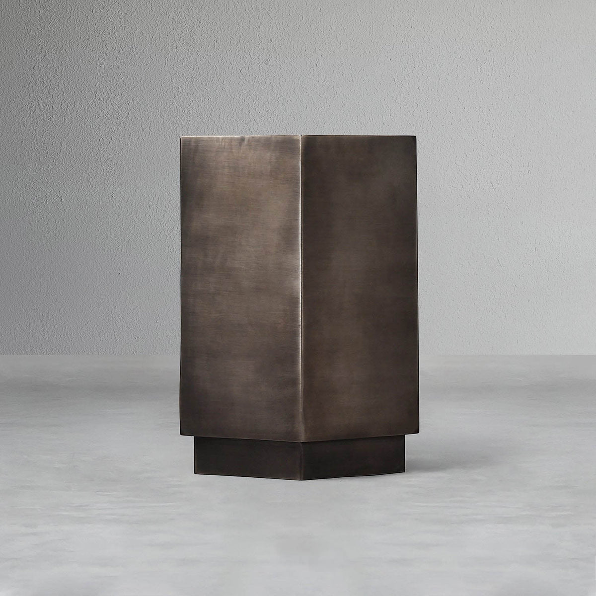 regalia-side-table_2_dw.webp