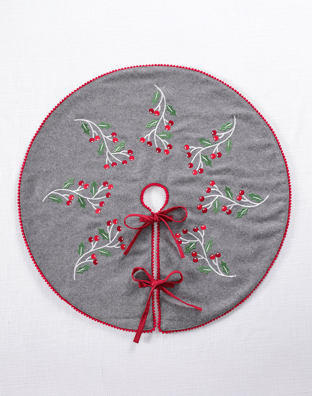 TREE SKIRT BERRY LEAVES