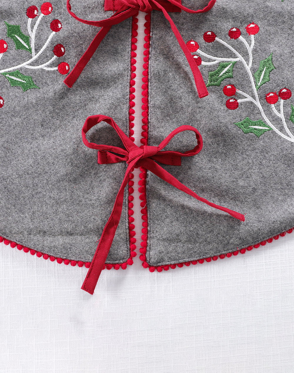 TREE SKIRT BERRY LEAVES