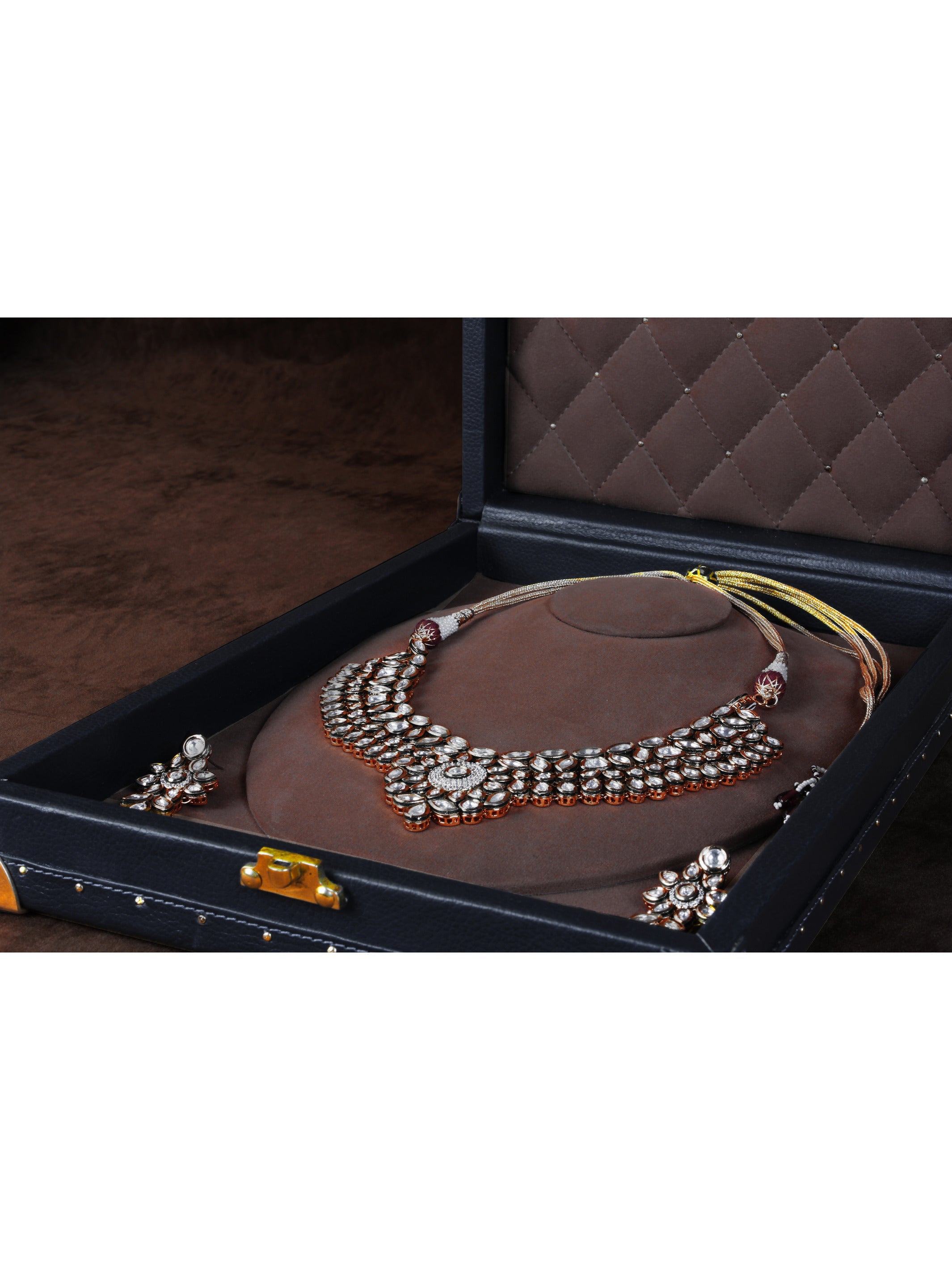 Amorous Sole Necklace Trunk