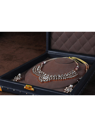 Amorous Sole Necklace Trunk