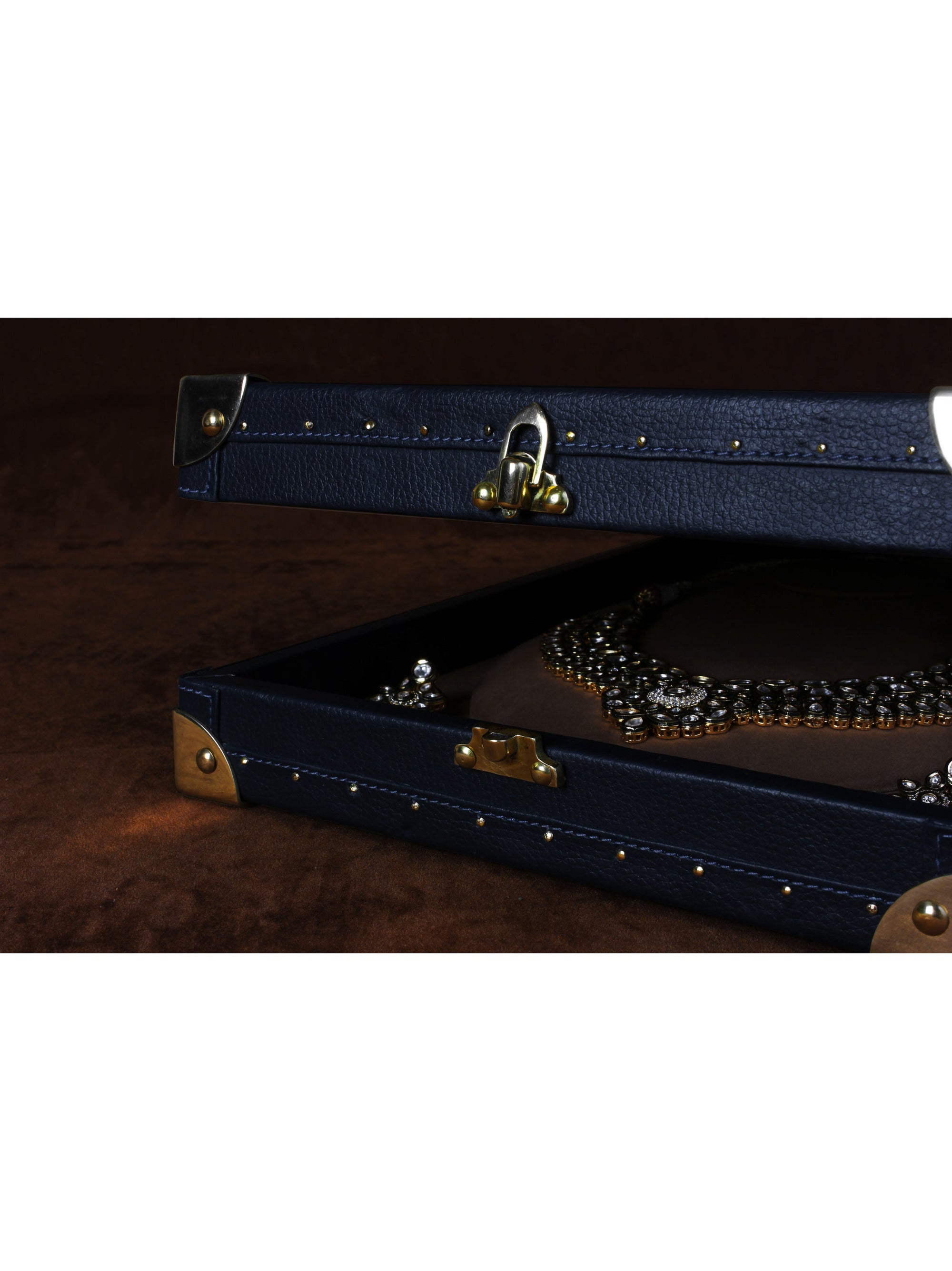 Amorous Sole Necklace Trunk
