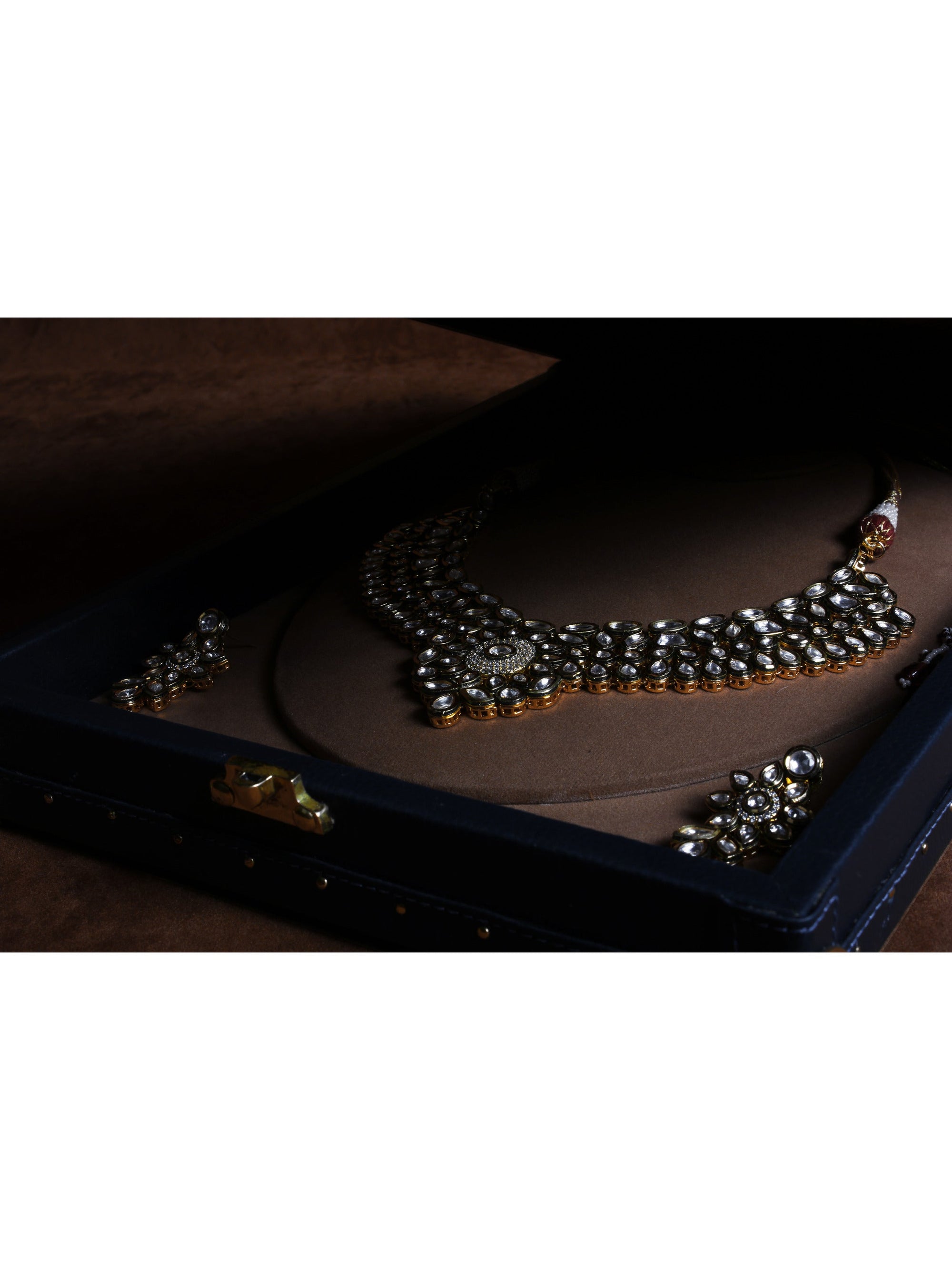 Amorous Sole Necklace Trunk