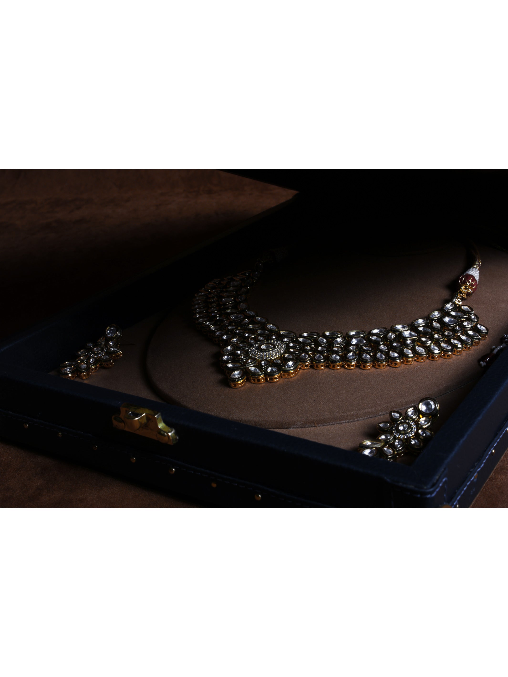 Amorous Sole Necklace Trunk
