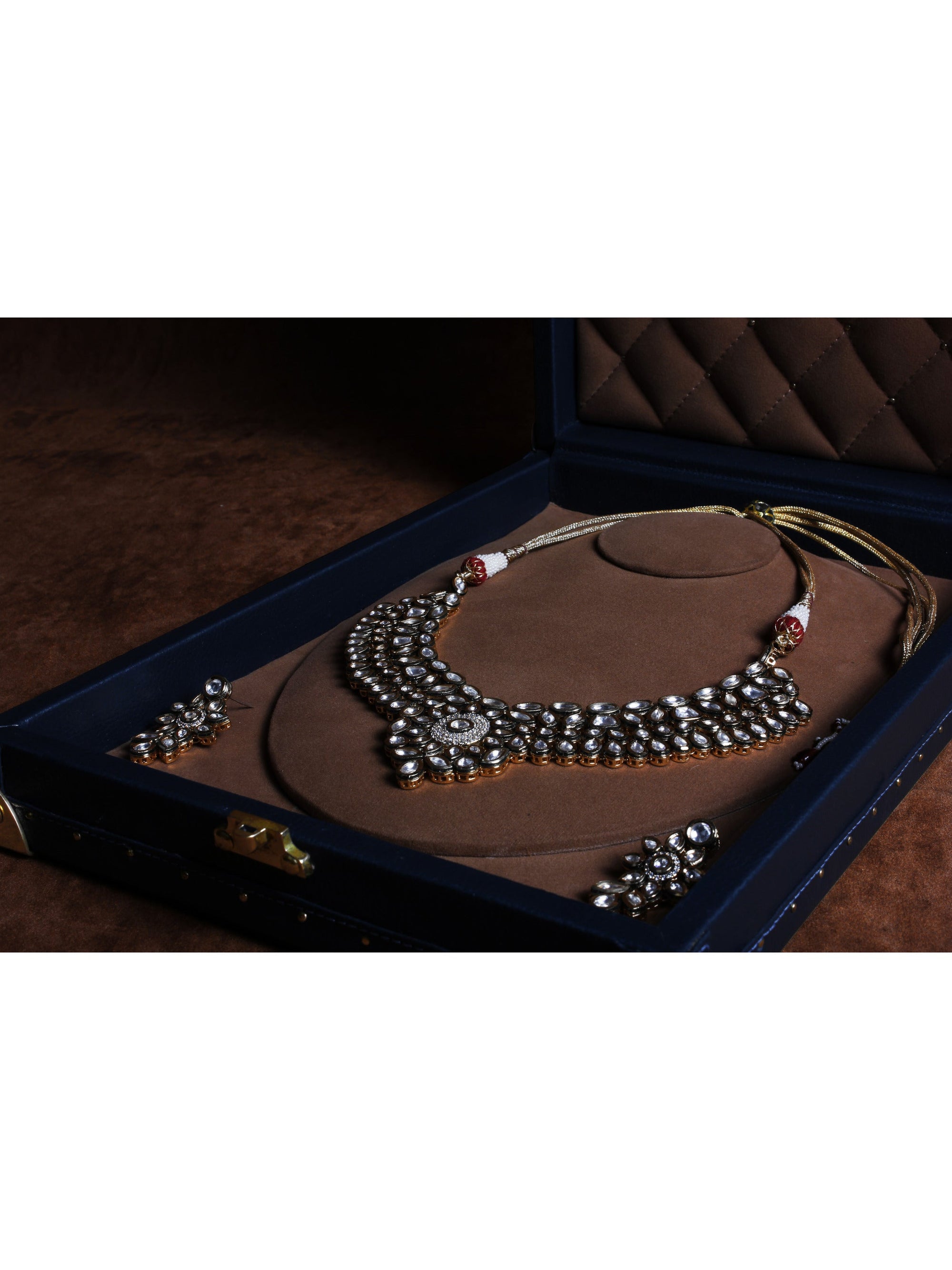 Amorous Sole Necklace Trunk