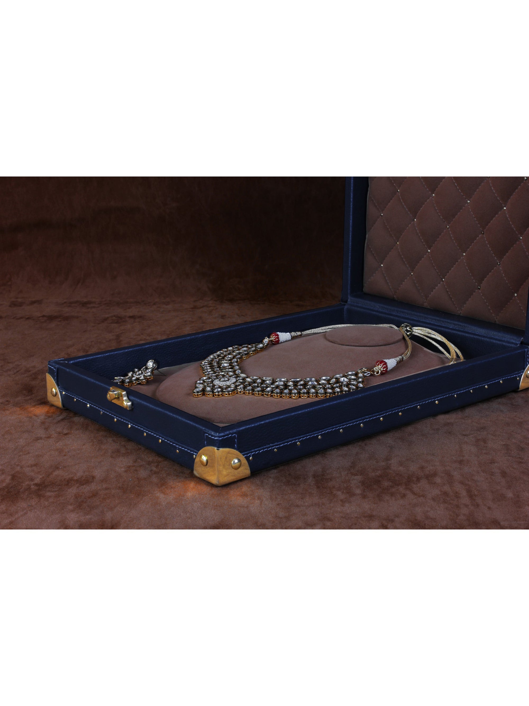 Amorous Sole Necklace Trunk