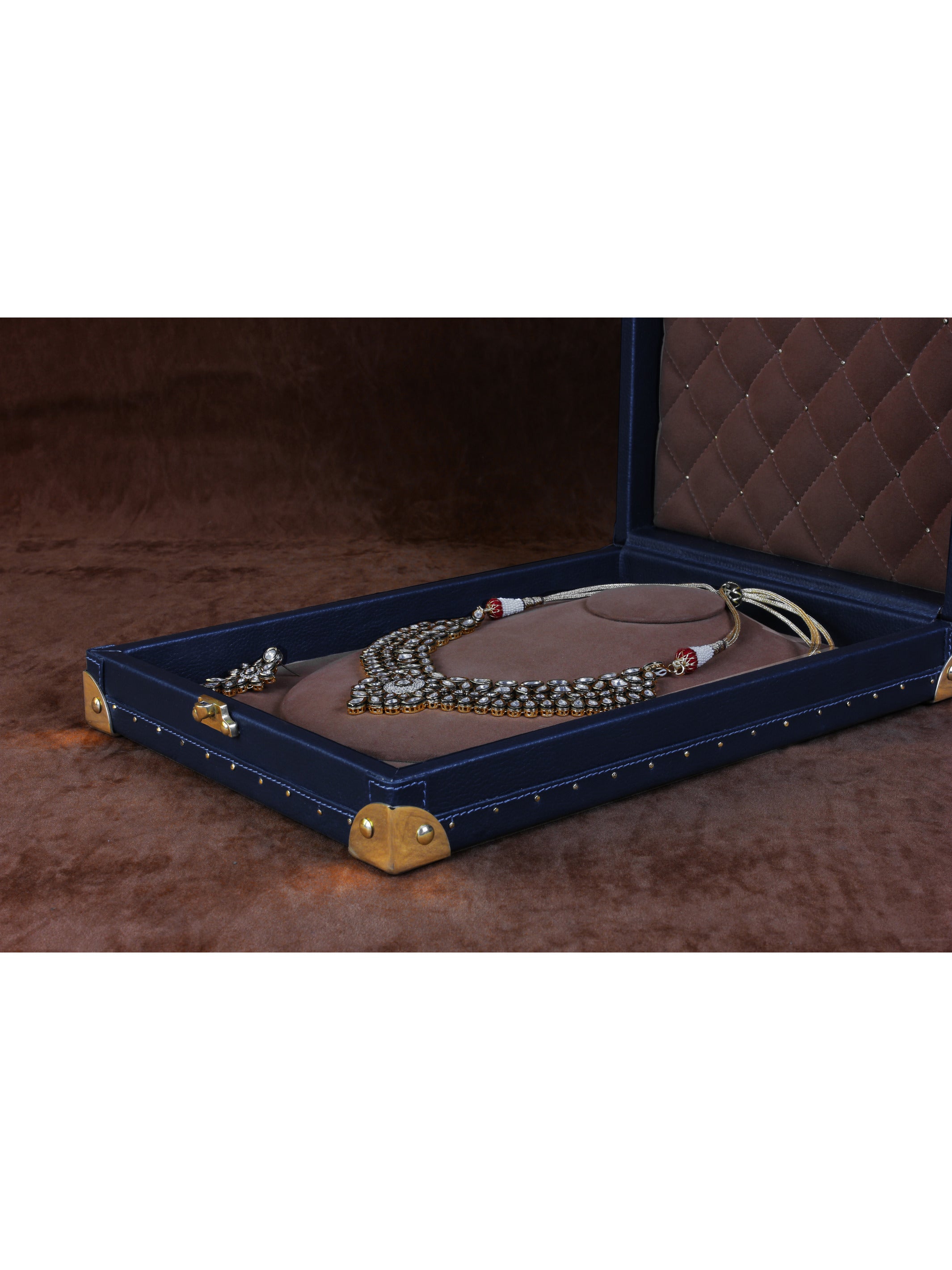 Amorous Sole Necklace Trunk