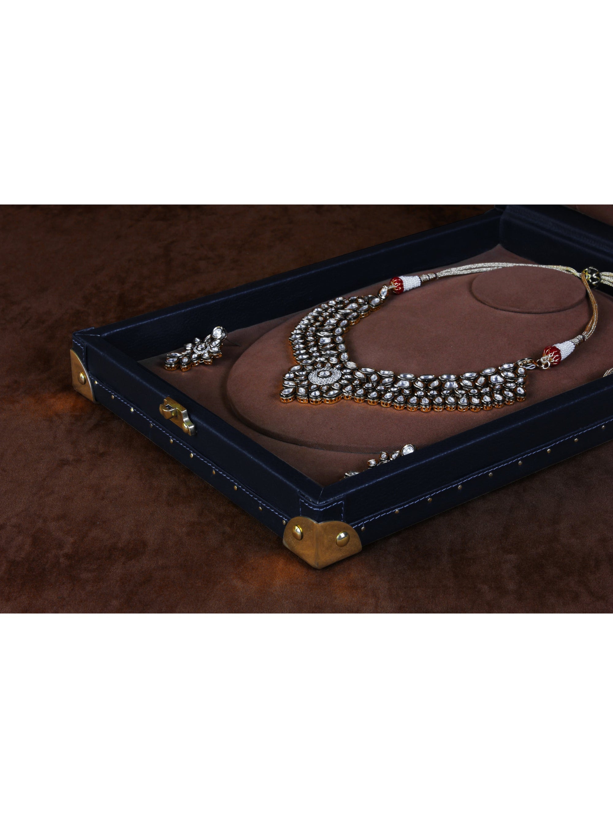 Amorous Sole Necklace Trunk