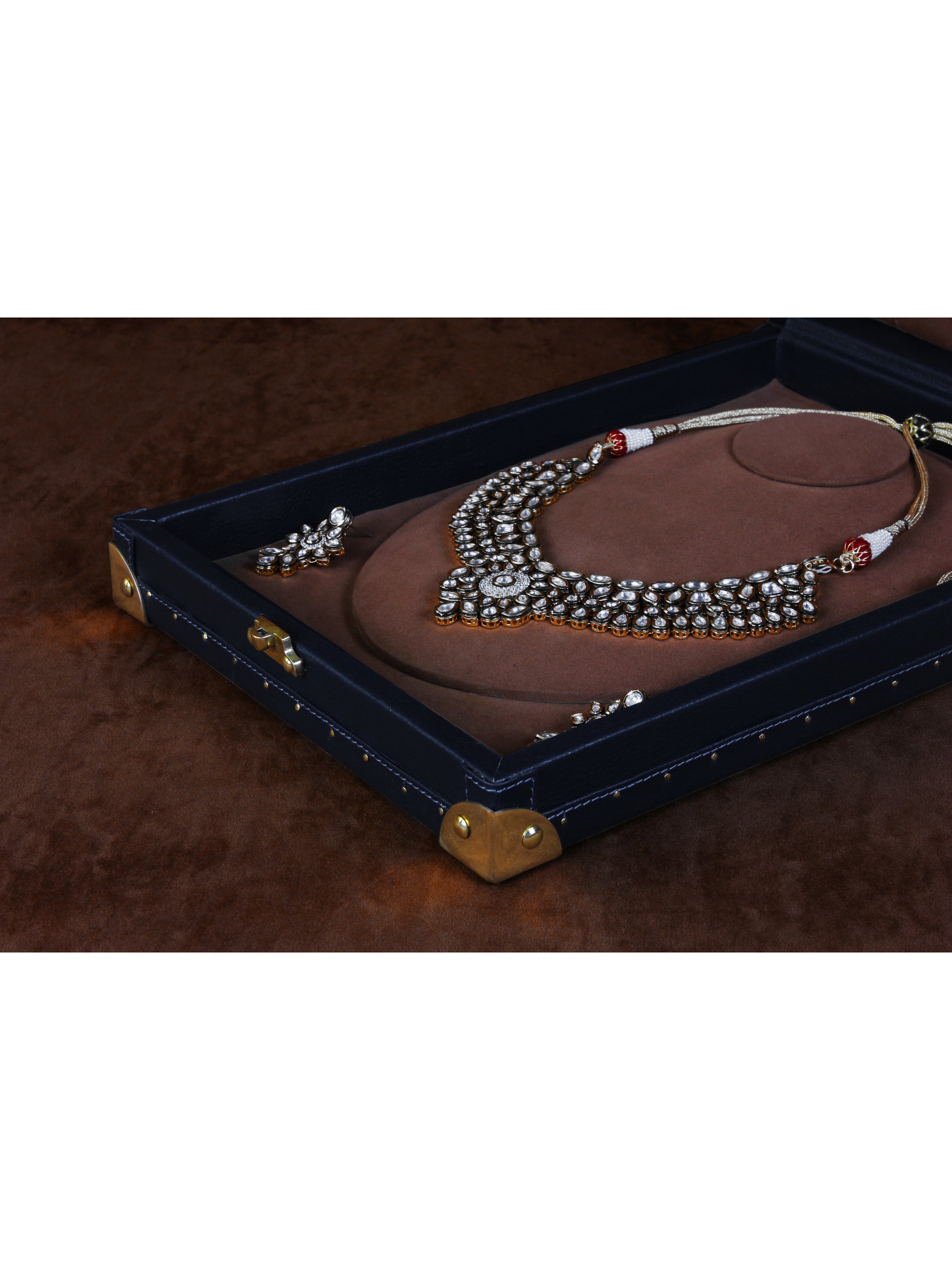 Amorous Sole Necklace Trunk