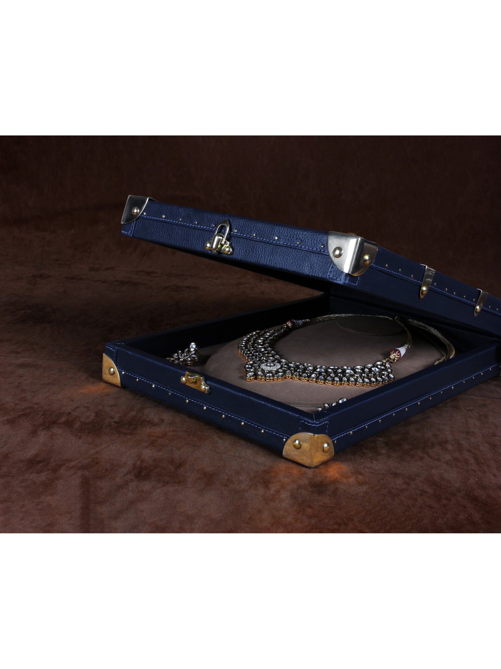 Amorous Sole Necklace Trunk