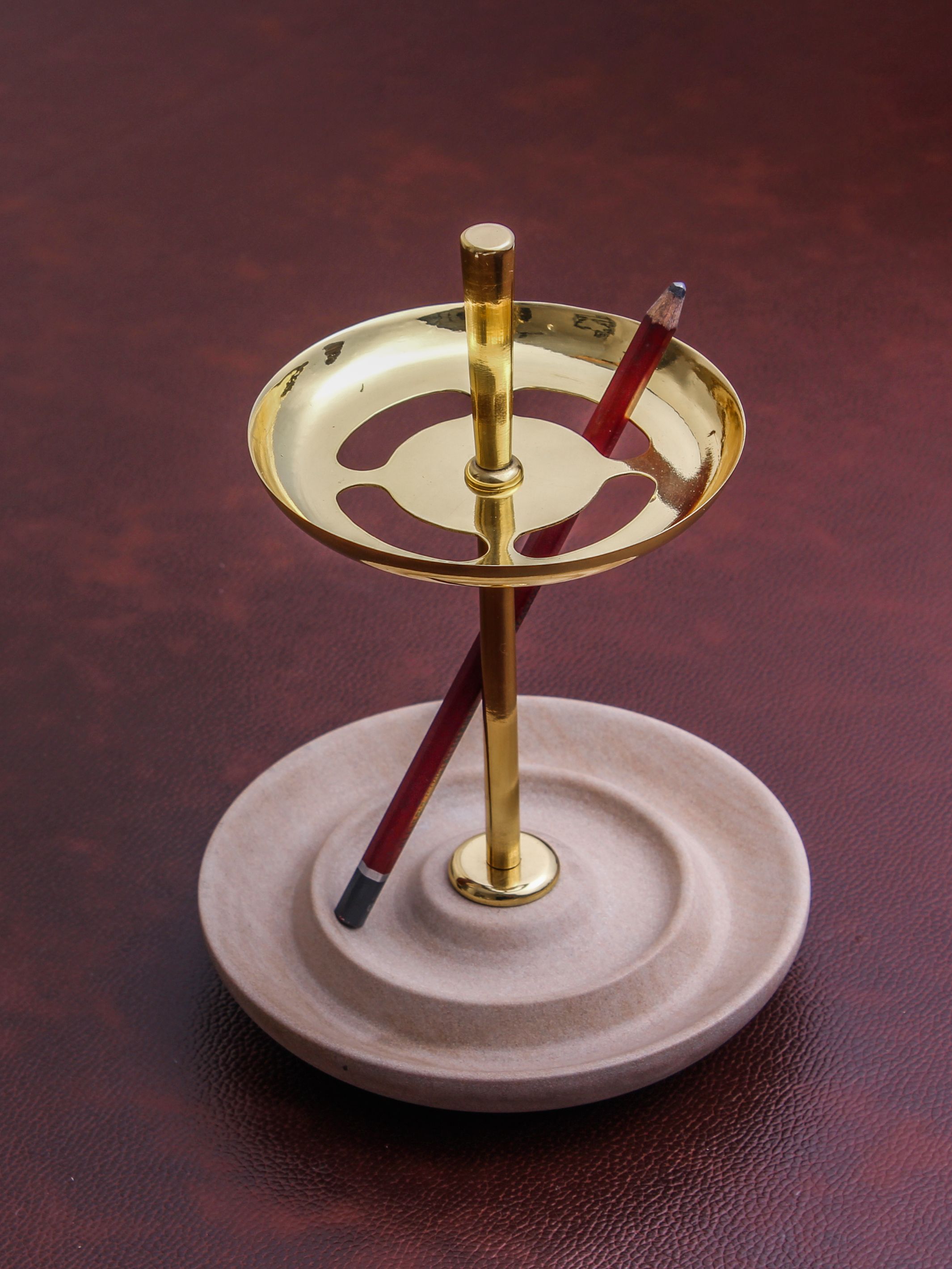 Bau Pen Stand