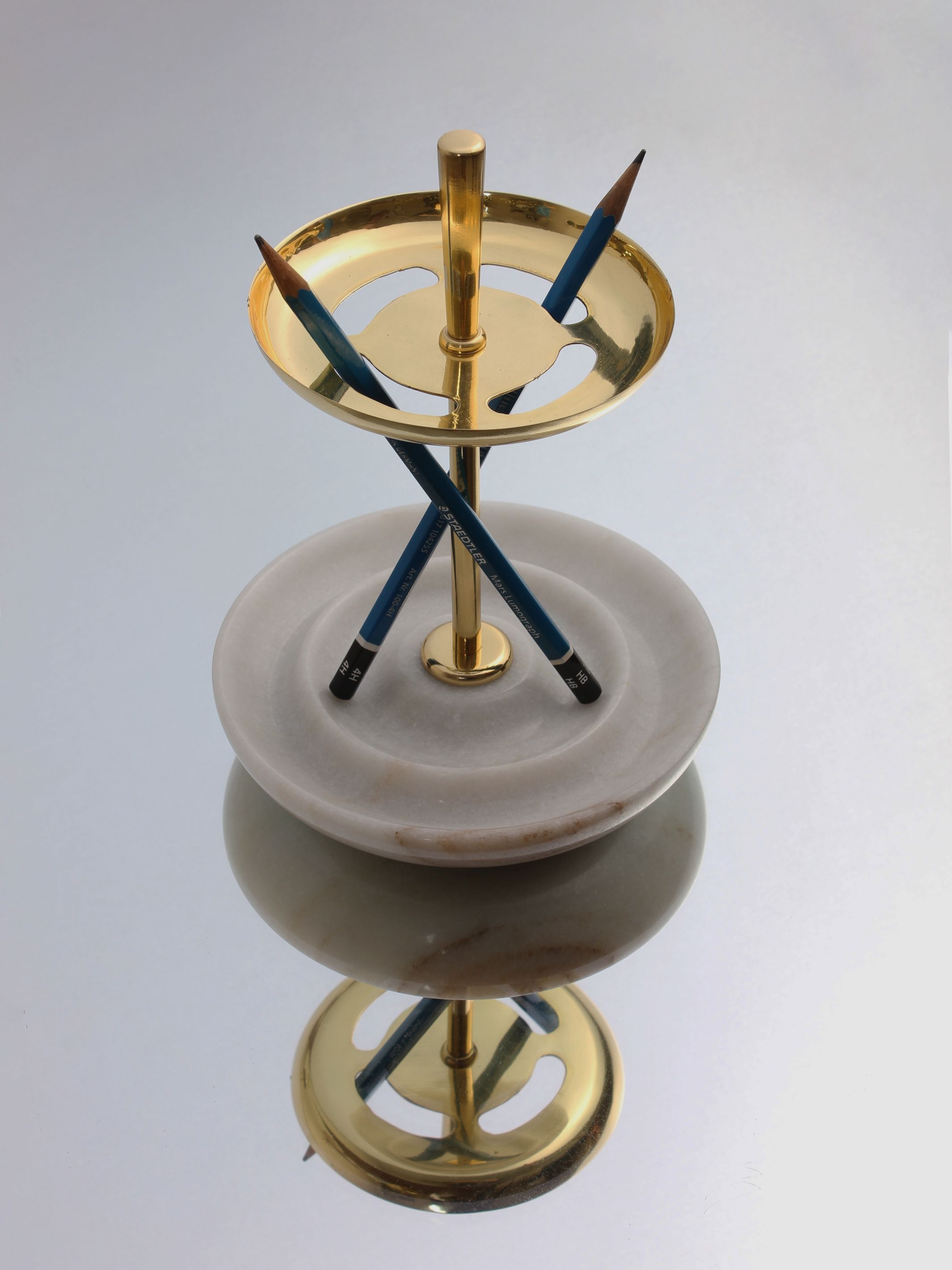 Bau Pen Stand