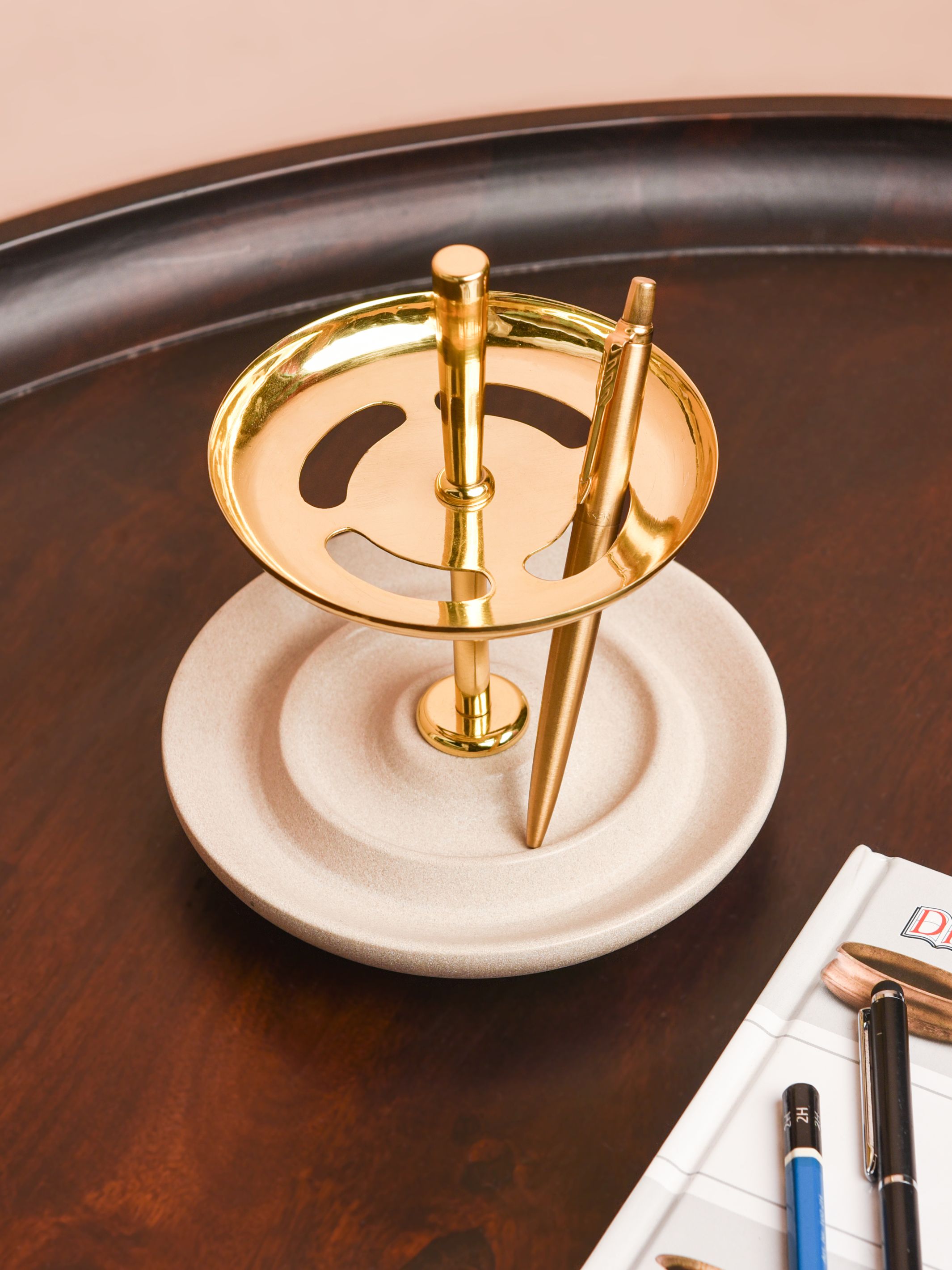 Bau Pen Stand