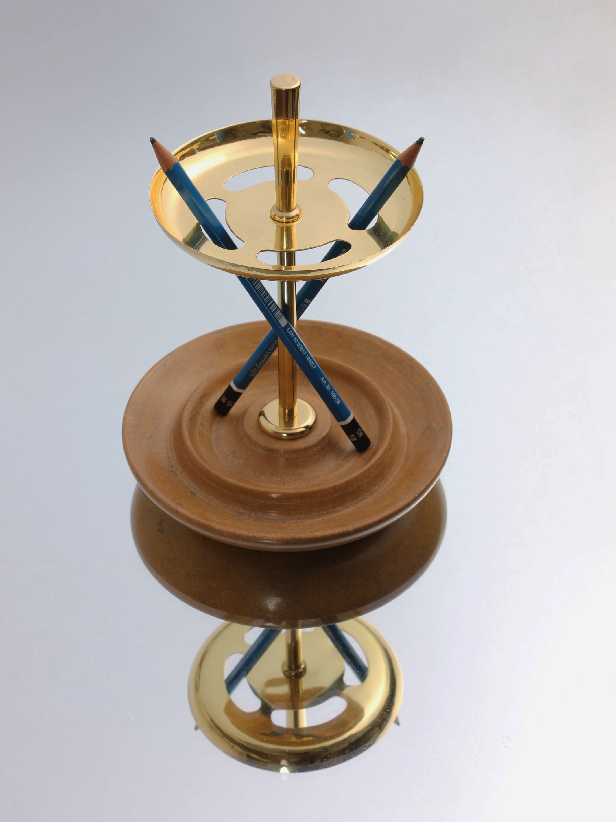 Bau Pen Stand