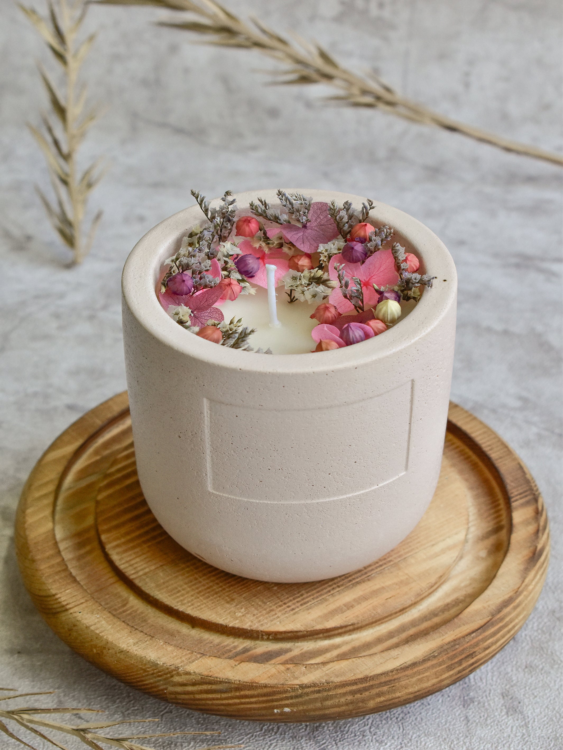 Dryflower & Soy Wax Candle In Small Round Jar