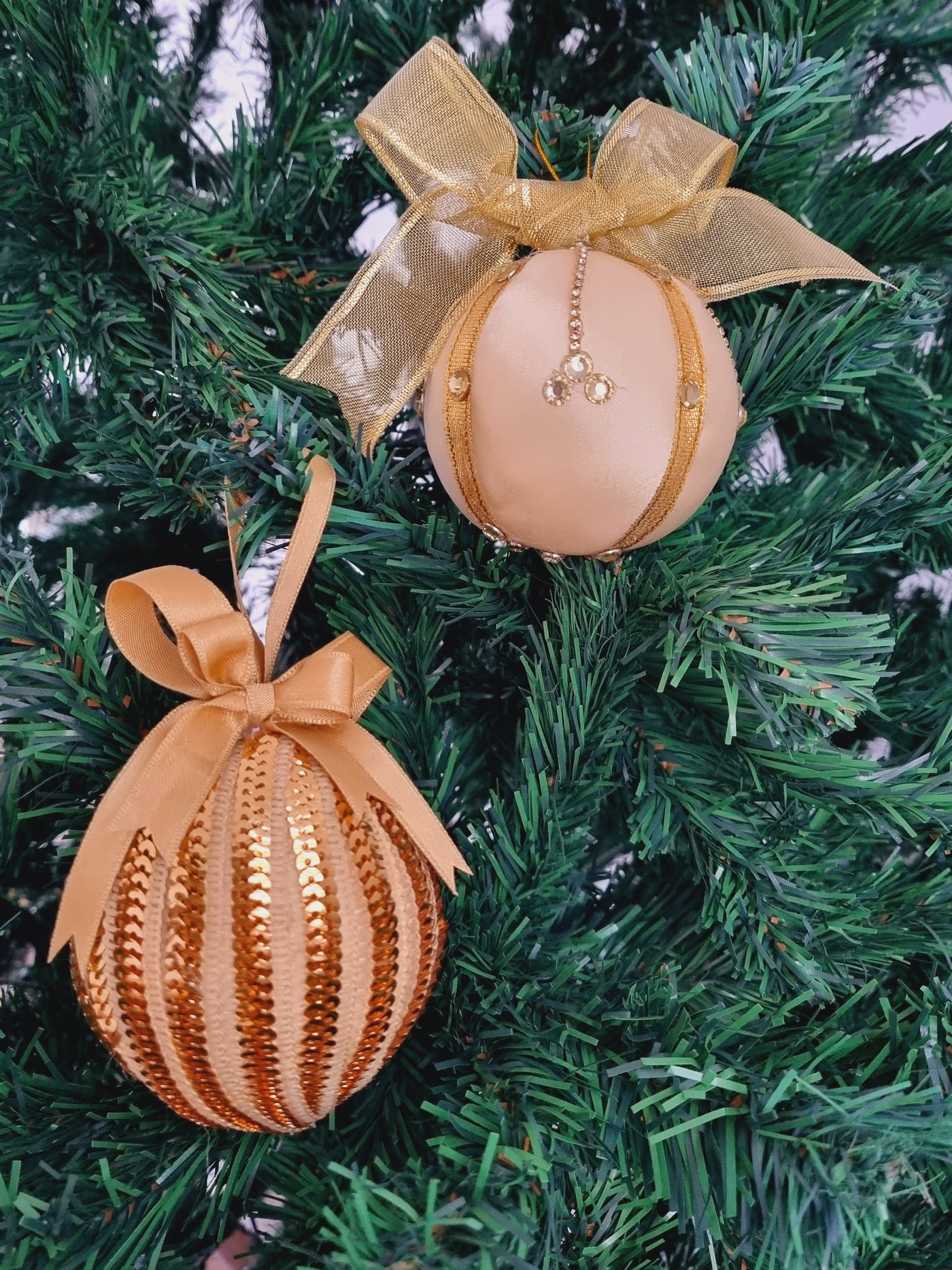 Golden Grandeur Bauble