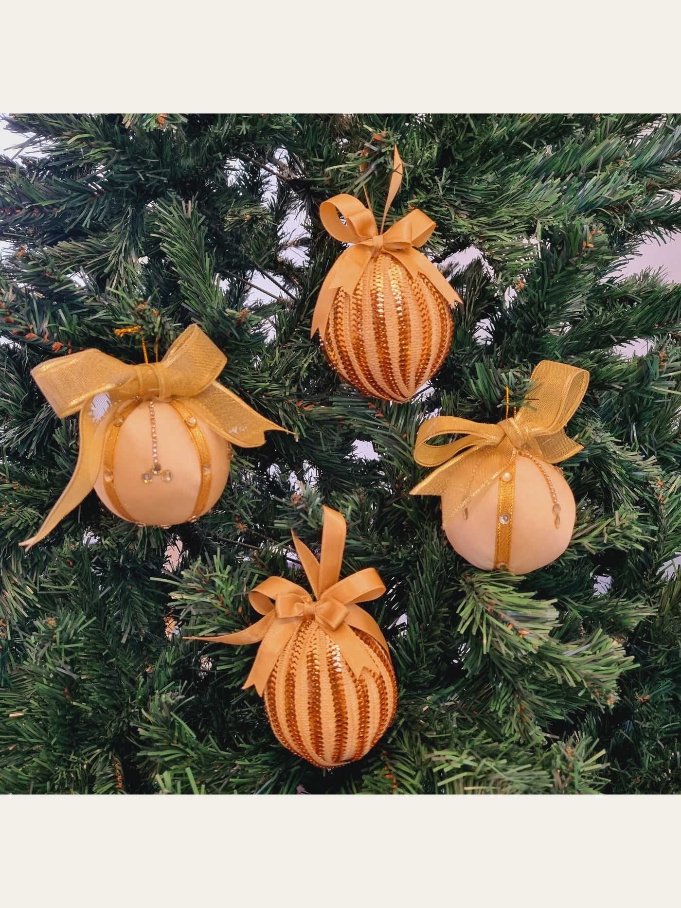 Golden Grandeur Bauble