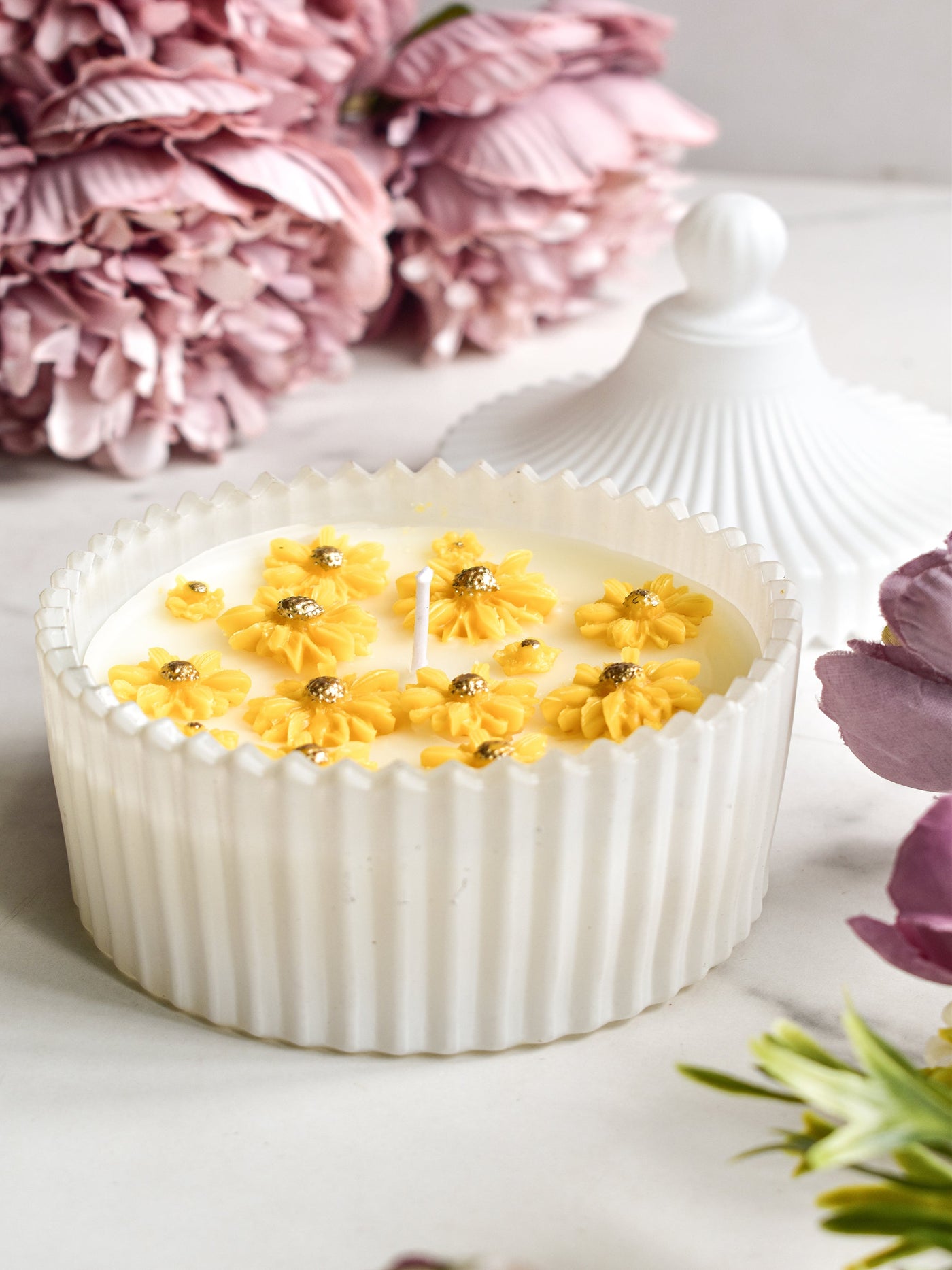 Soy Wax Candle With Yellow Daisy Flowers